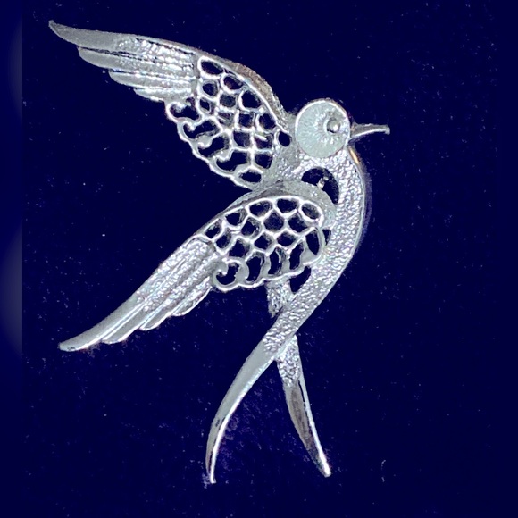 Sarah Coventry Jewelry - Vintage Sarah Coventry Silver tone Brooch PEACE Dove Pin VTG Signed